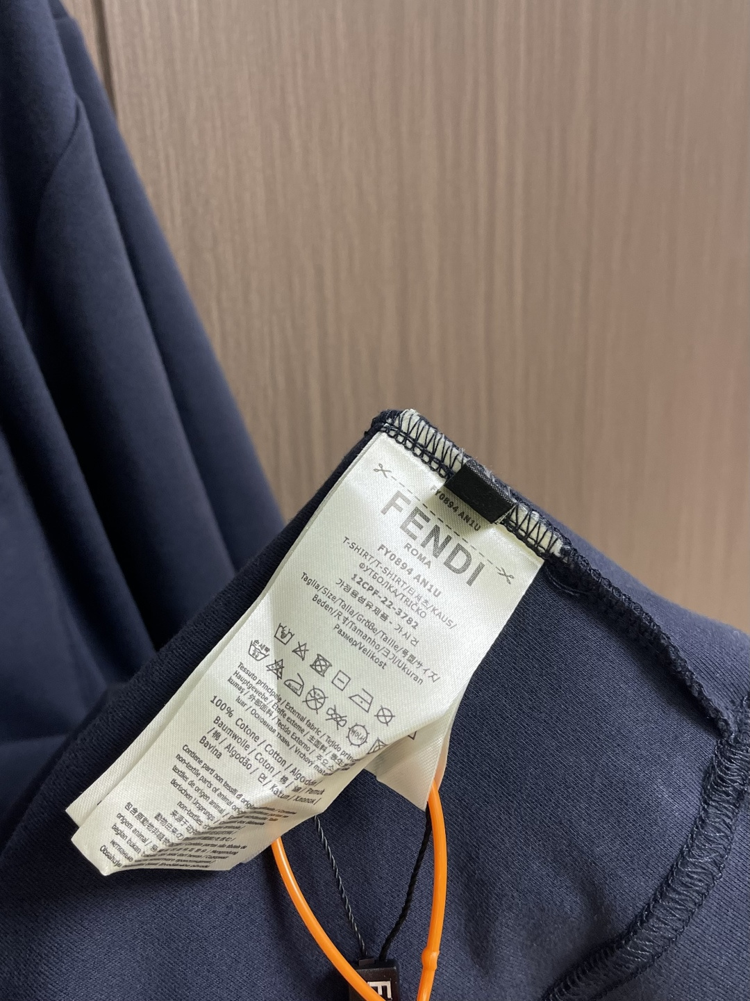 Fendi 印花口袋短袖T恤 定制云柔丝光棉 柔软细腻 舒适贴肤 以浓郁的海军蓝为主色调 展现出优雅的绅