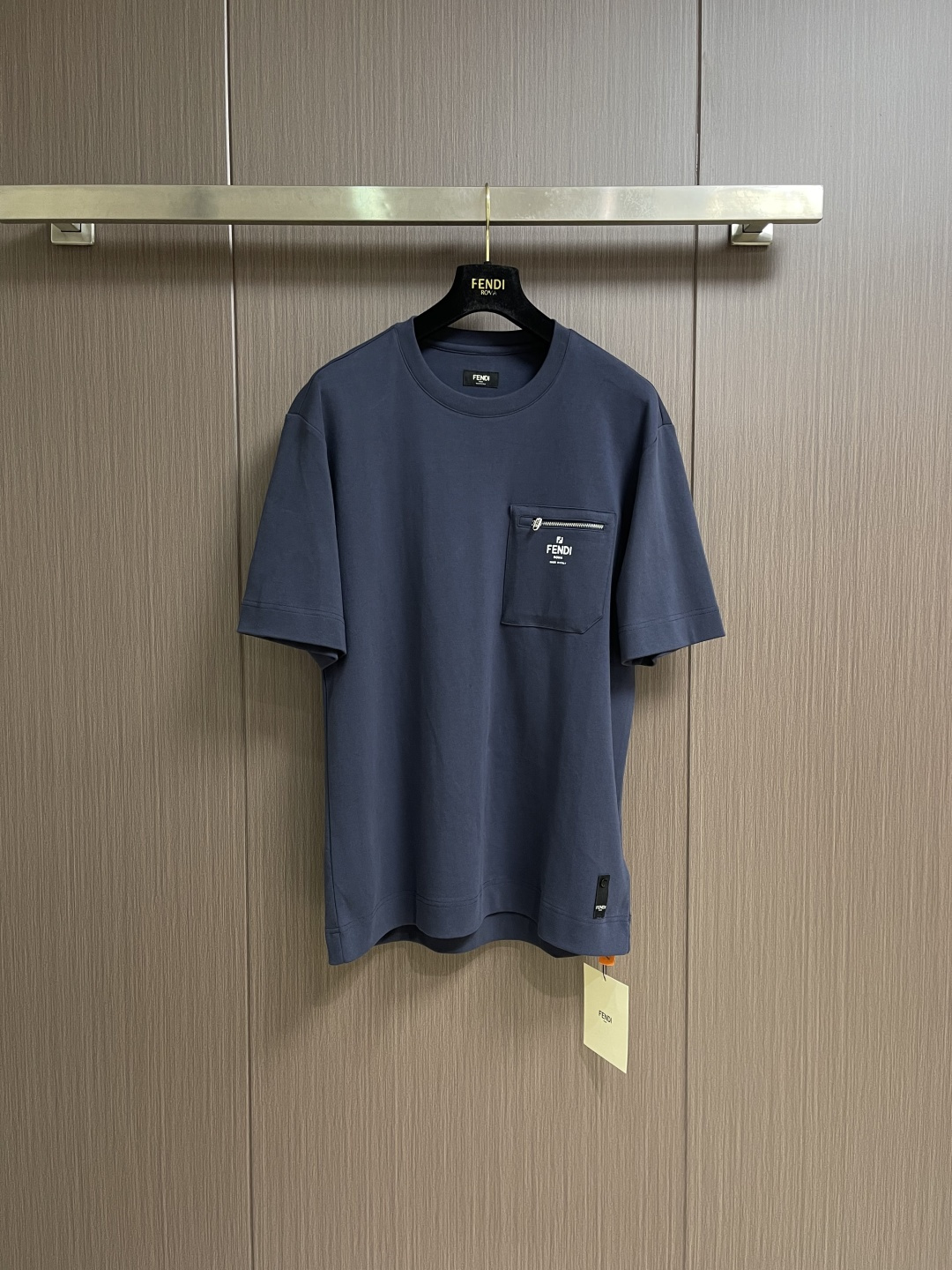 Fendi 印花口袋短袖T恤 定制云柔丝光棉 柔软细腻 舒适贴肤 以浓郁的海军蓝为主色调 展现出优雅的绅