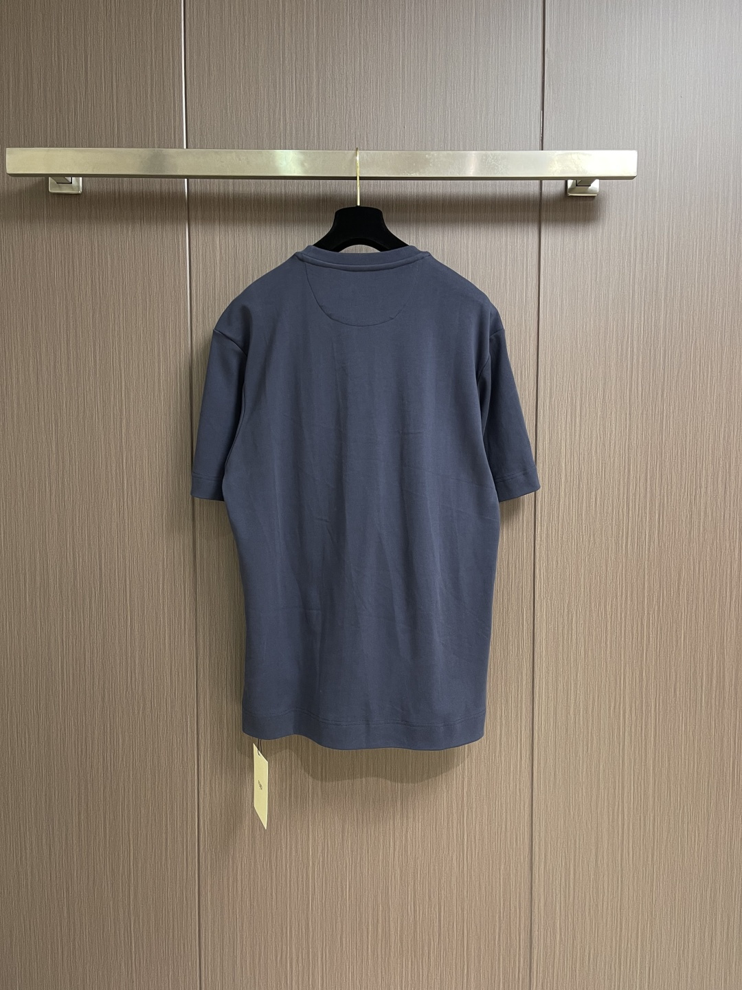 Fendi 印花口袋短袖T恤 定制云柔丝光棉 柔软细腻 舒适贴肤 以浓郁的海军蓝为主色调 展现出优雅的绅