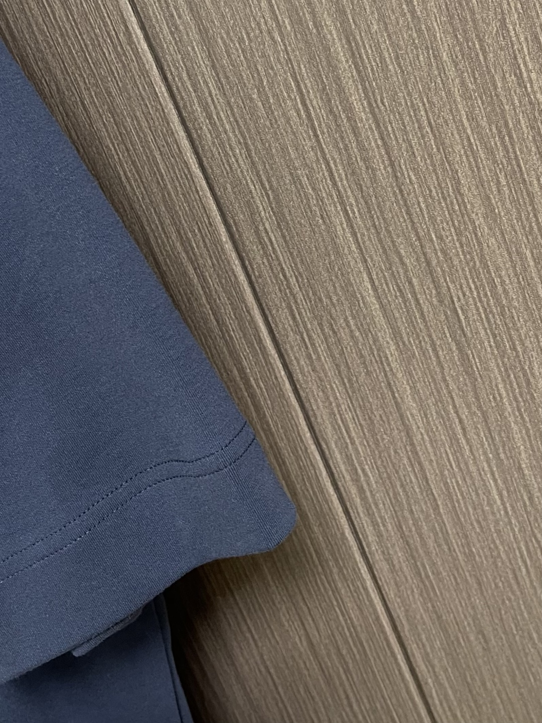 Fendi 印花口袋短袖T恤 定制云柔丝光棉 柔软细腻 舒适贴肤 以浓郁的海军蓝为主色调 展现出优雅的绅