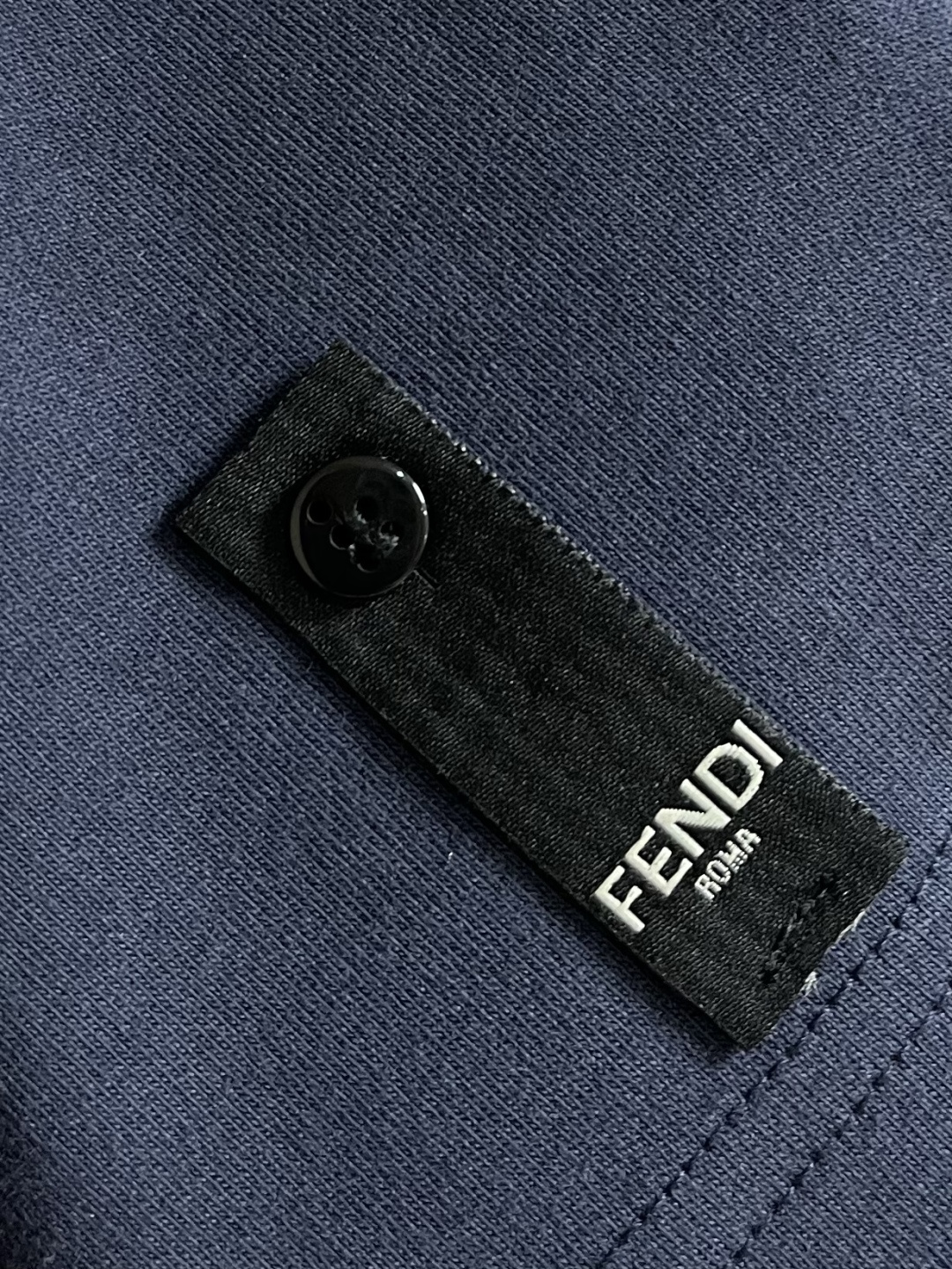 Fendi 印花口袋短袖T恤 定制云柔丝光棉 柔软细腻 舒适贴肤 以浓郁的海军蓝为主色调 展现出优雅的绅