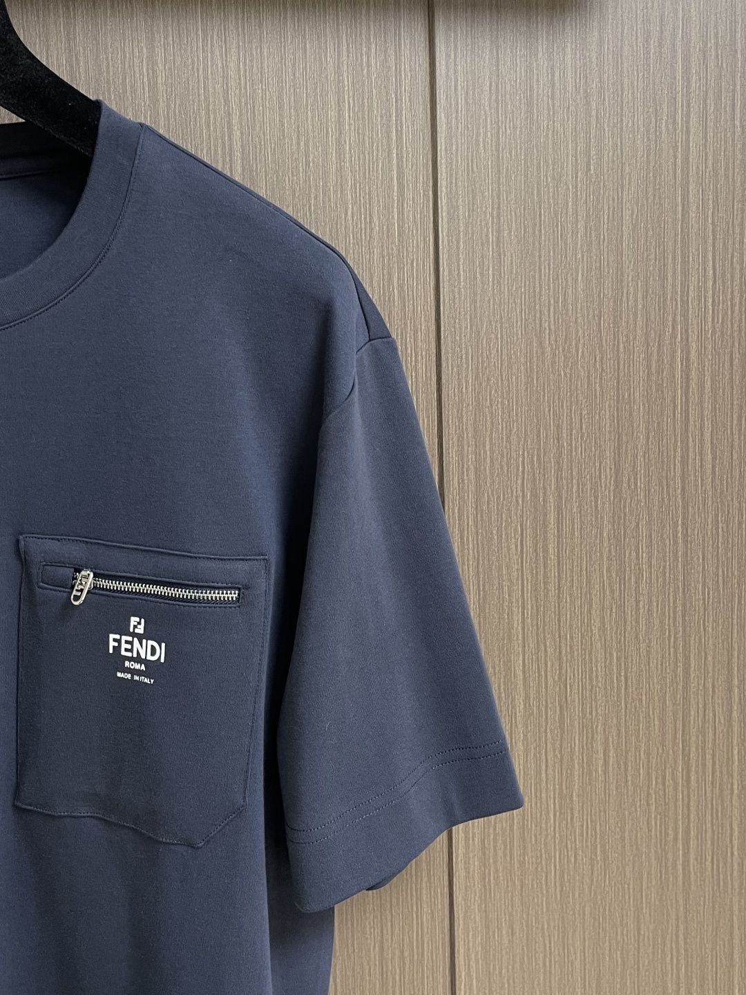 Fendi 印花口袋短袖T恤 定制云柔丝光棉 柔软细腻 舒适贴肤 以浓郁的海军蓝为主色调 展现出优雅的绅