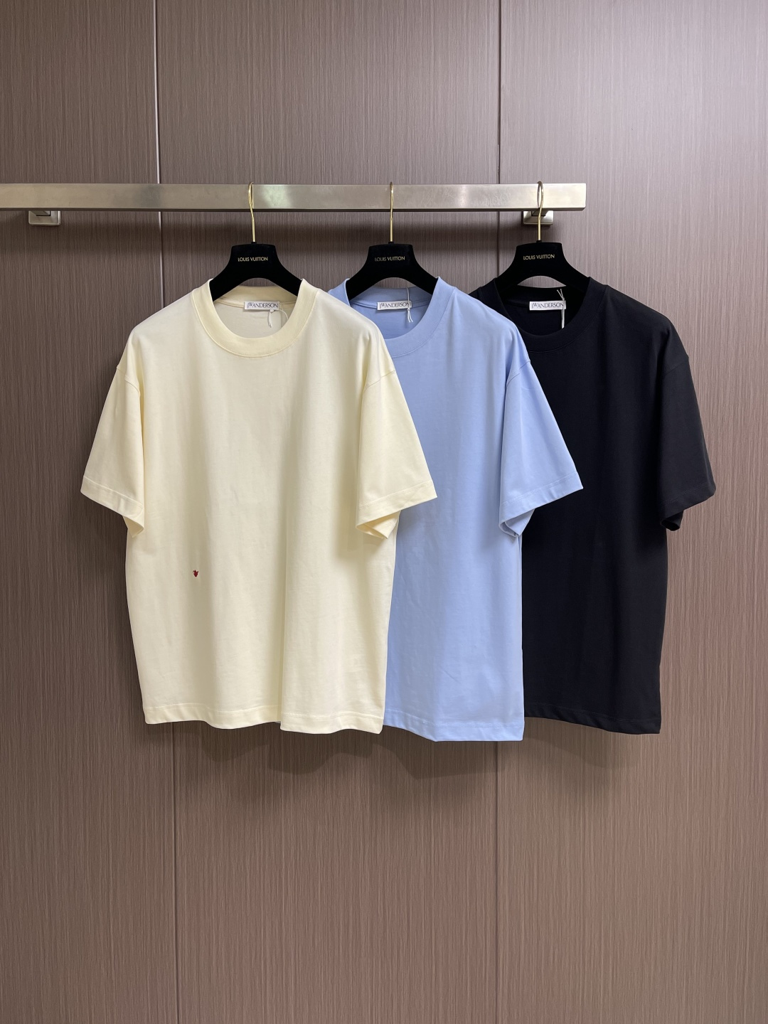 jwanderson 2026SS早春新款圆领短袖T恤！层次自然有型 能很好修饰脖子与脸型视觉上显瘦 标