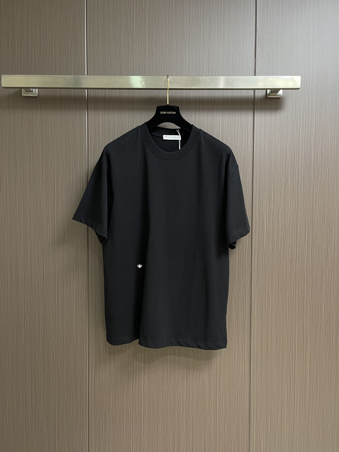jwanderson 2026SS早春新款圆领短袖T恤！层次自然有型 能很好修饰脖子与脸型视觉上显瘦 标