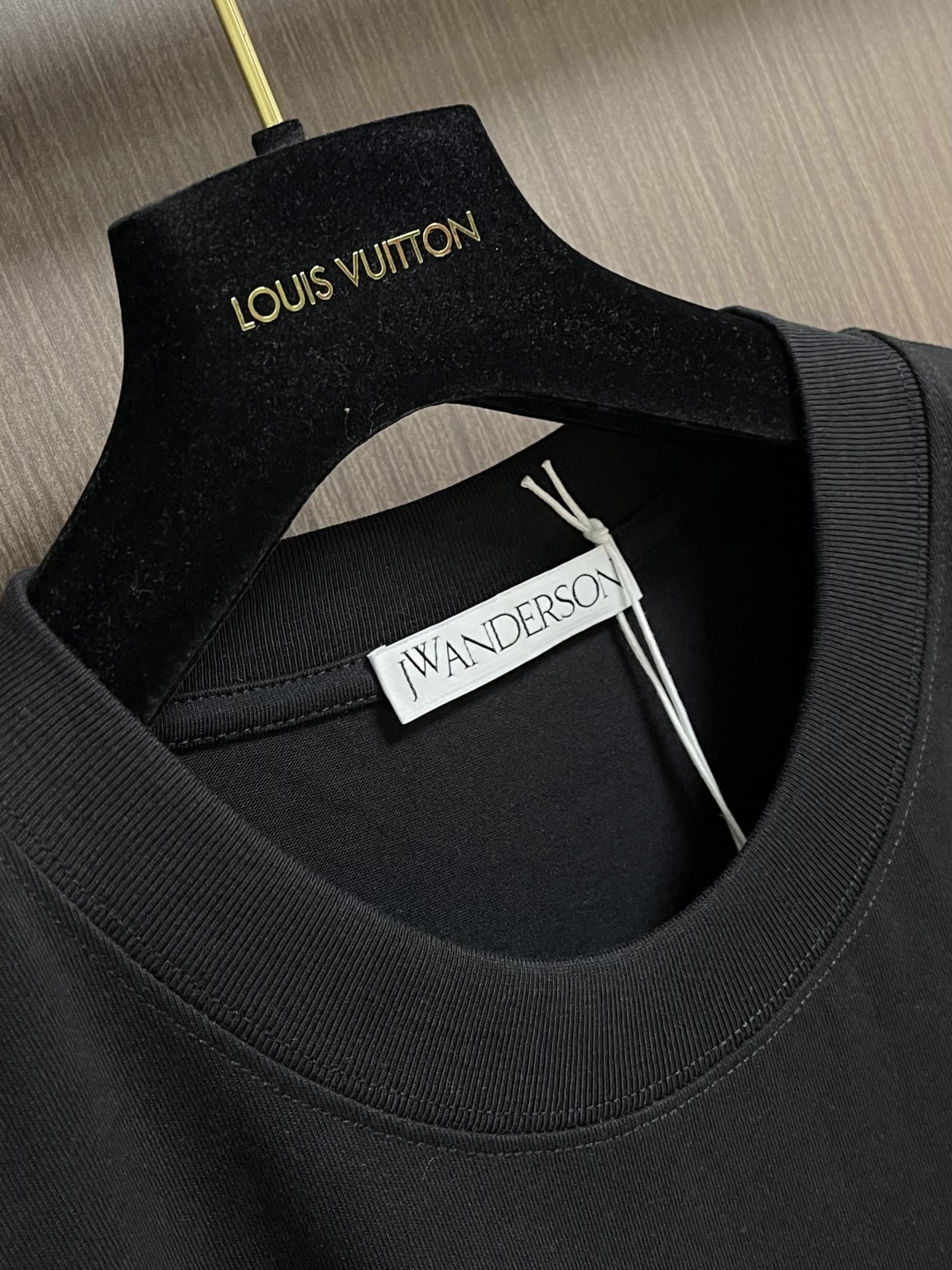 jwanderson 2026SS早春新款圆领短袖T恤！层次自然有型 能很好修饰脖子与脸型视觉上显瘦 标