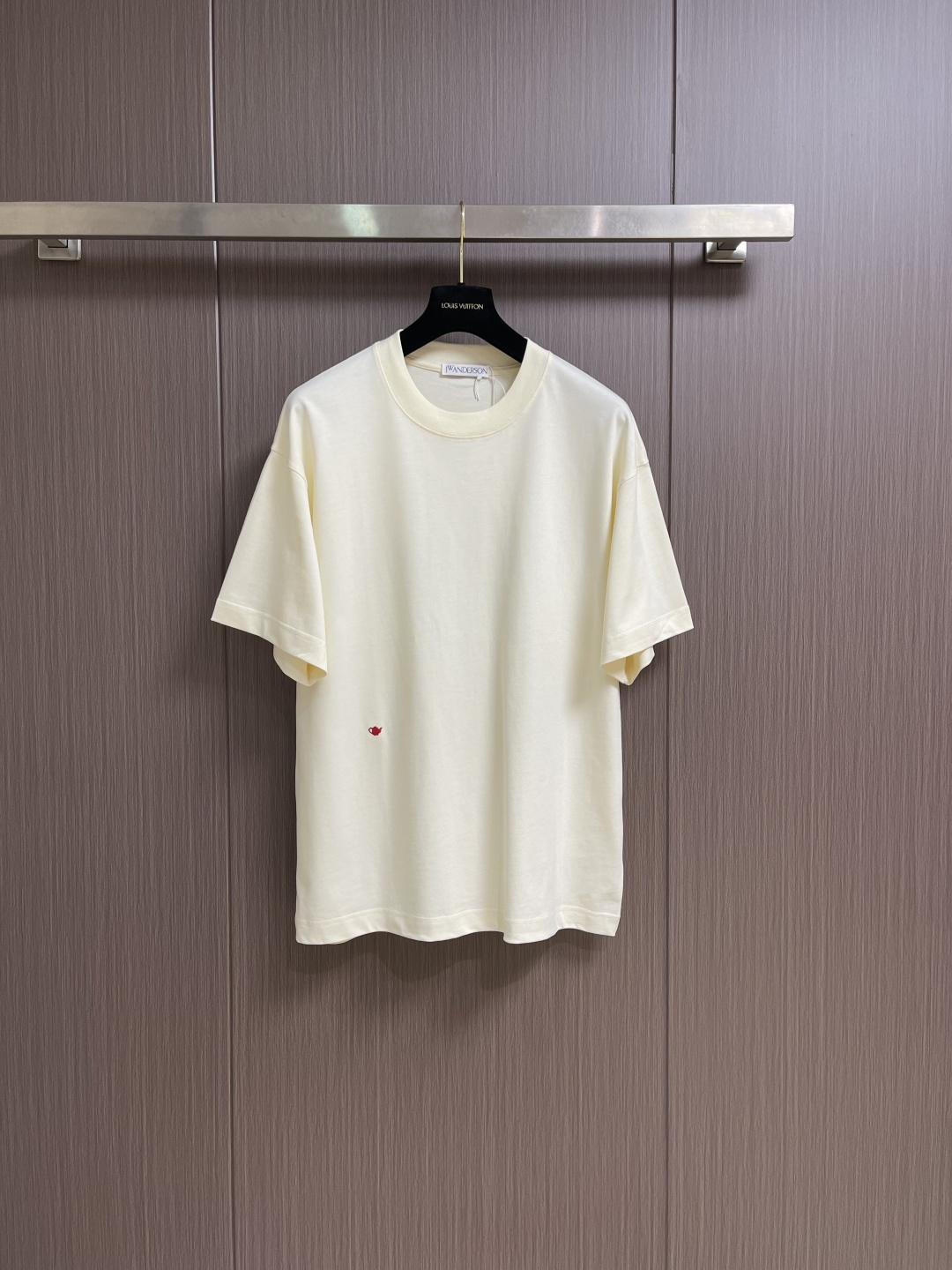 jwanderson 2026SS早春新款圆领短袖T恤！层次自然有型 能很好修饰脖子与脸型视觉上显瘦 标