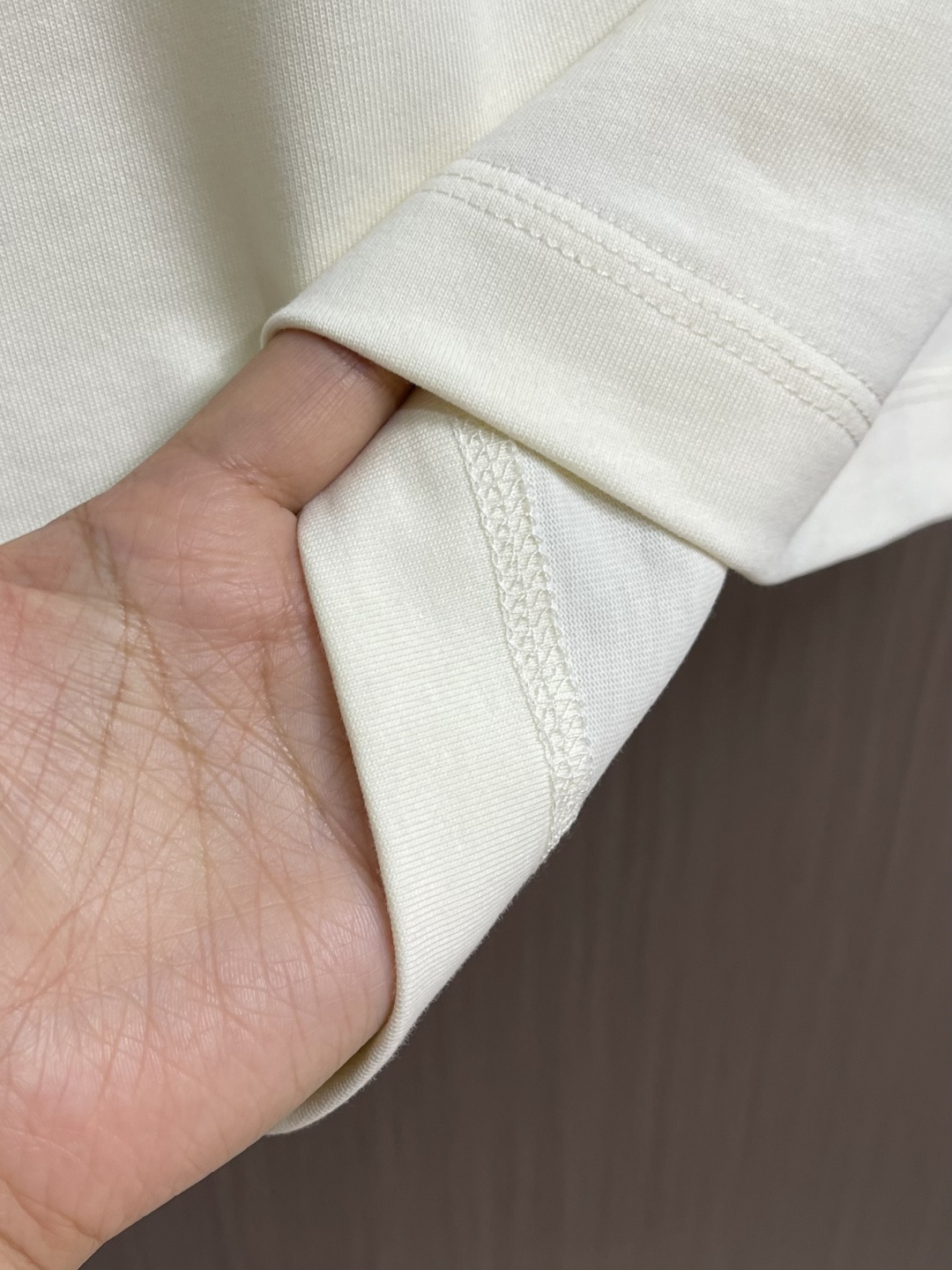 jwanderson 2026SS早春新款圆领短袖T恤！层次自然有型 能很好修饰脖子与脸型视觉上显瘦 标