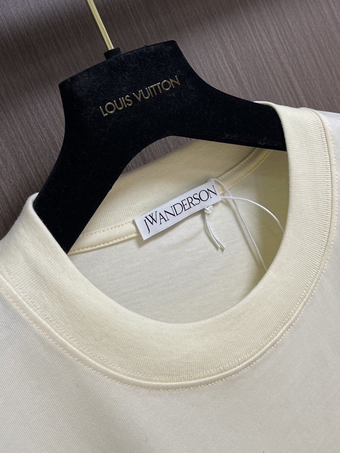 jwanderson 2026SS早春新款圆领短袖T恤！层次自然有型 能很好修饰脖子与脸型视觉上显瘦 标