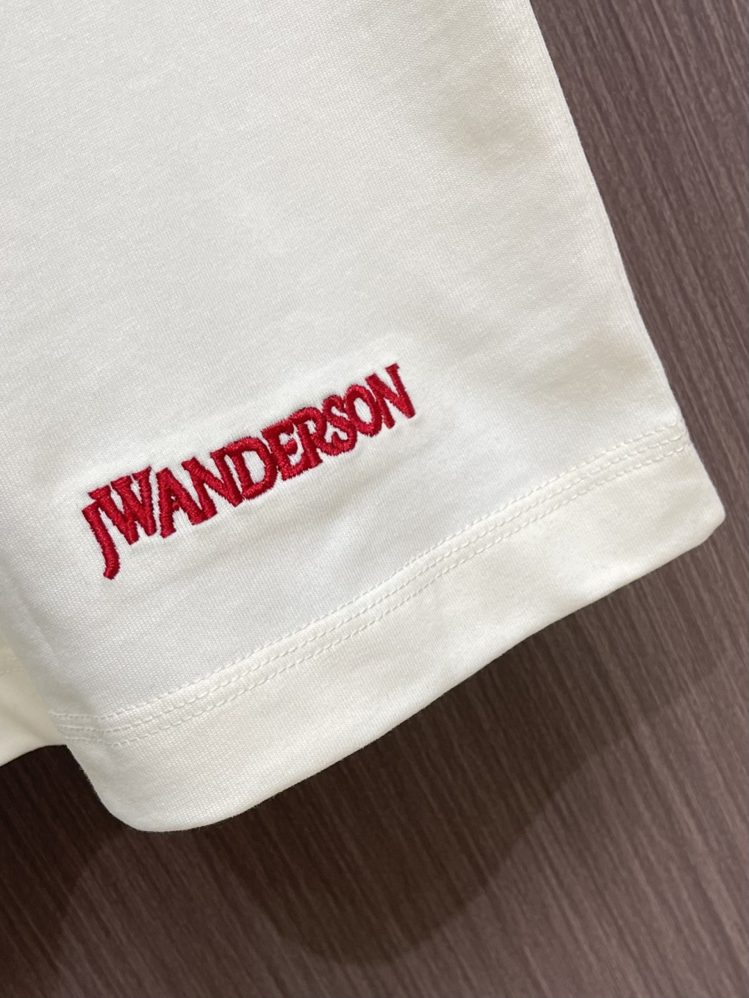 jwanderson 2026SS早春新款圆领短袖T恤！层次自然有型 能很好修饰脖子与脸型视觉上显瘦 标