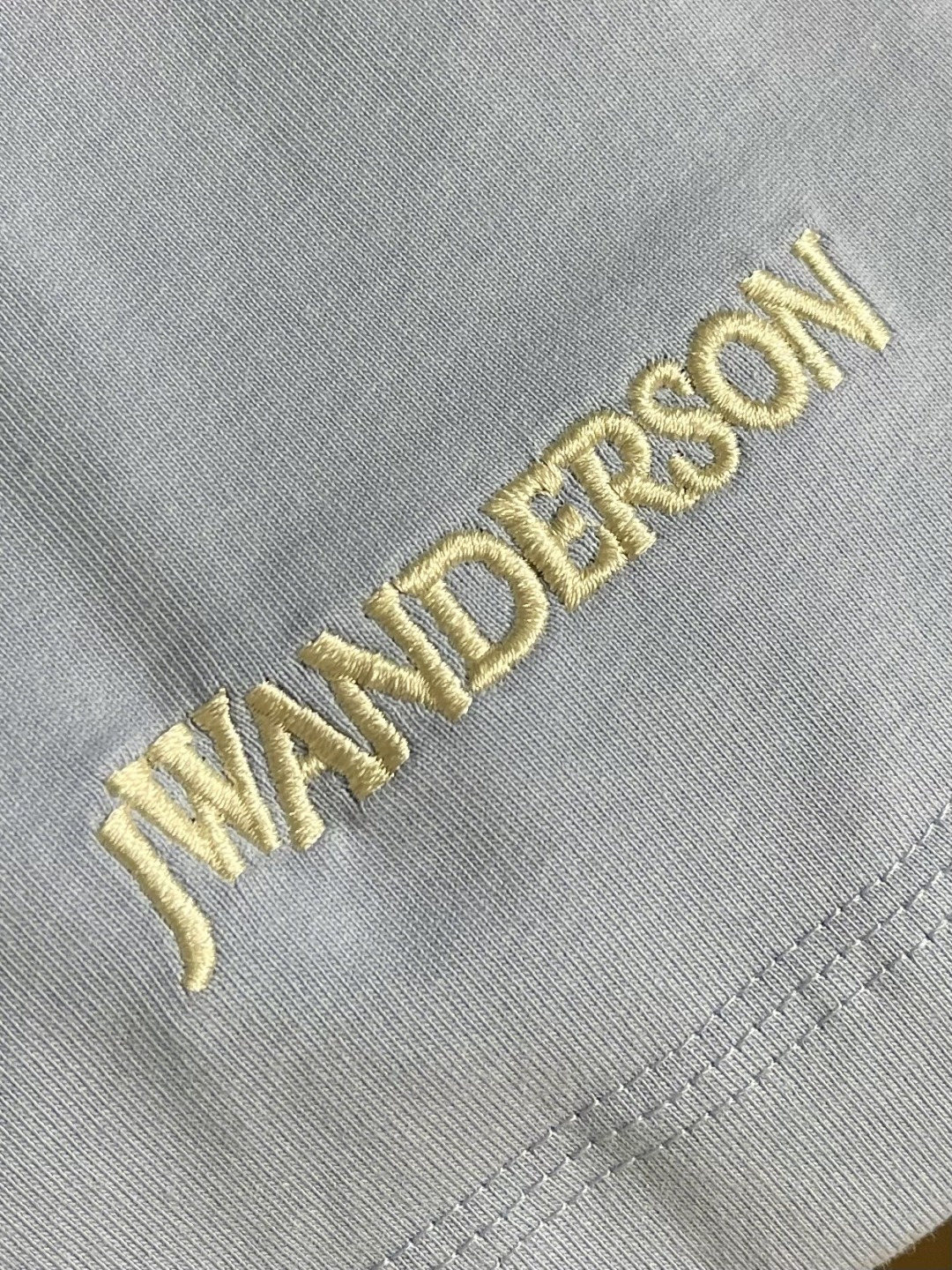 jwanderson 2026SS早春新款圆领短袖T恤！层次自然有型 能很好修饰脖子与脸型视觉上显瘦 标