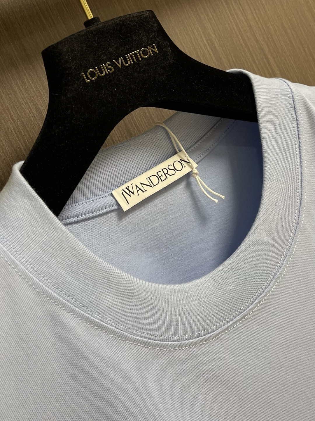 jwanderson 2026SS早春新款圆领短袖T恤！层次自然有型 能很好修饰脖子与脸型视觉上显瘦 标