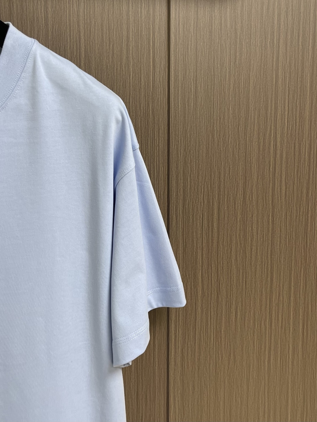 jwanderson 2026SS早春新款圆领短袖T恤！层次自然有型 能很好修饰脖子与脸型视觉上显瘦 标