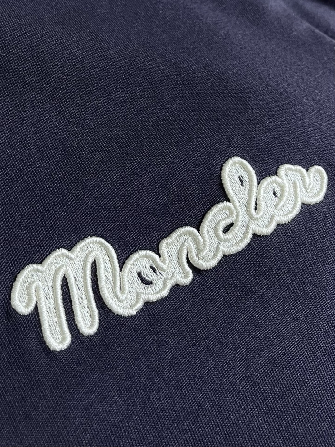 Moncler 针织领口标识短袖T恤 定制云柔平纹棉 柔软细腻 舒适贴肤 以浓郁的波尔多红邂逅虹彩罗纹 