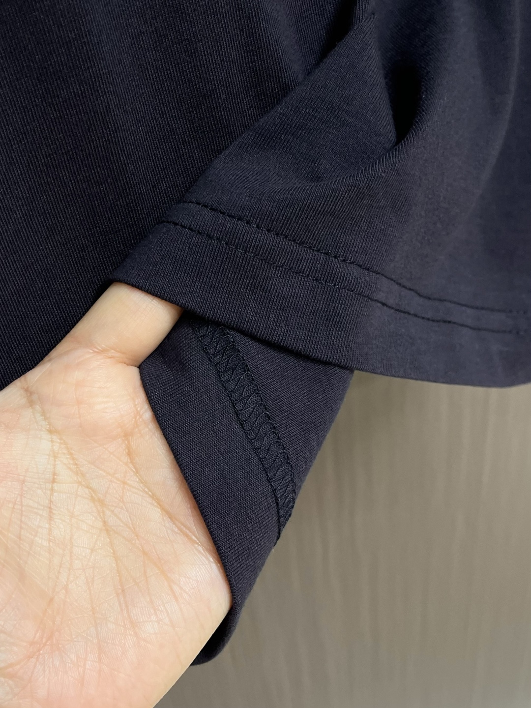 Moncler 针织领口标识短袖T恤 定制云柔平纹棉 柔软细腻 舒适贴肤 以浓郁的波尔多红邂逅虹彩罗纹 