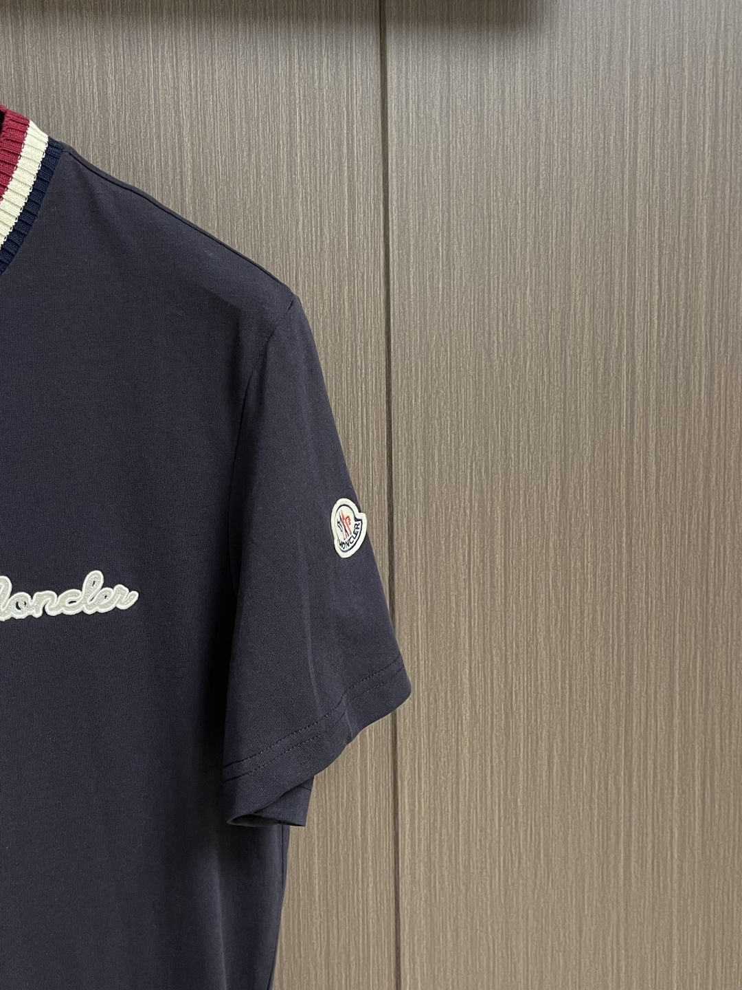 Moncler 针织领口标识短袖T恤 定制云柔平纹棉 柔软细腻 舒适贴肤 以浓郁的波尔多红邂逅虹彩罗纹 