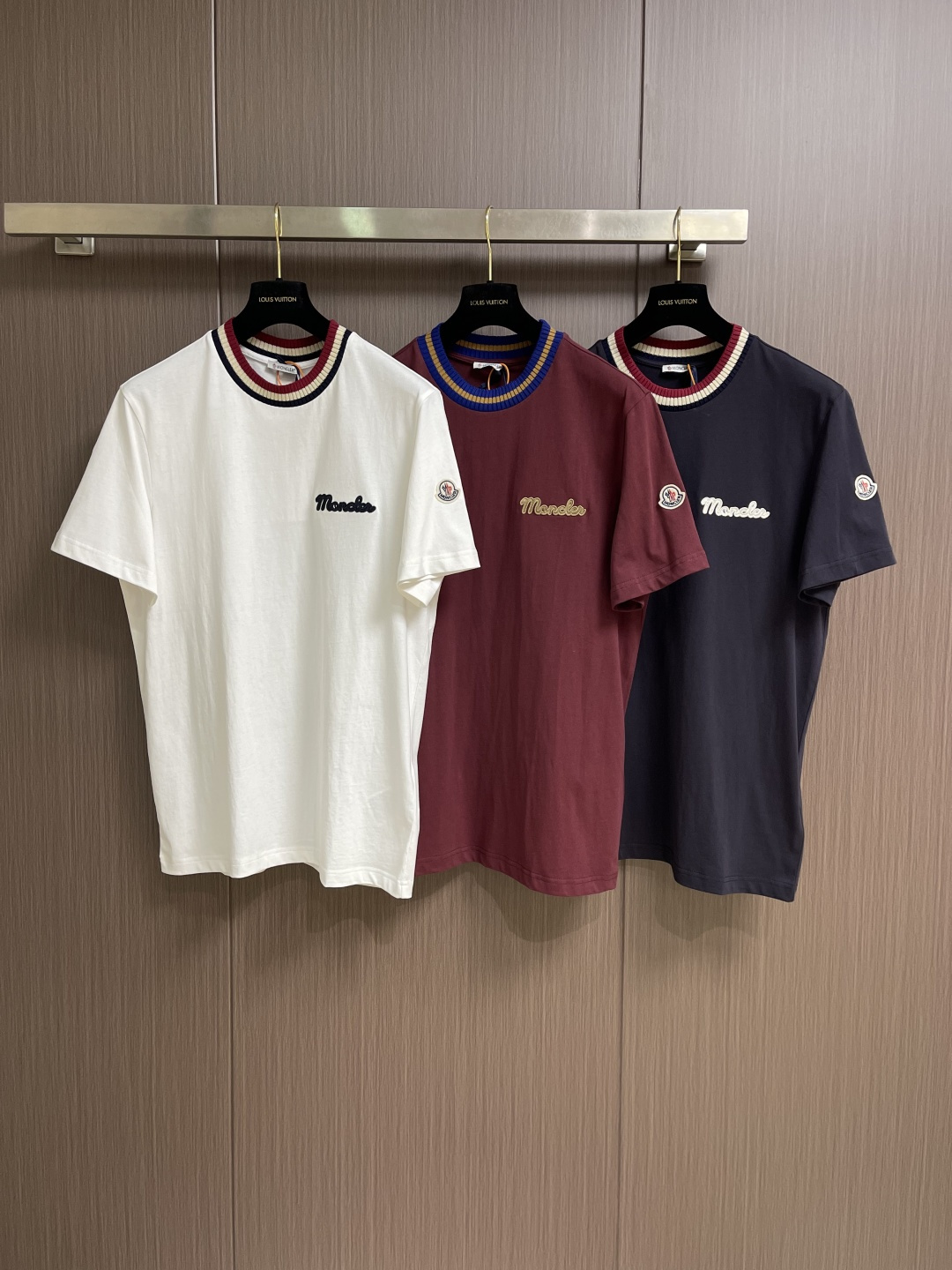 Moncler 针织领口标识短袖T恤 定制云柔平纹棉 柔软细腻 舒适贴肤 以浓郁的波尔多红邂逅虹彩罗纹 