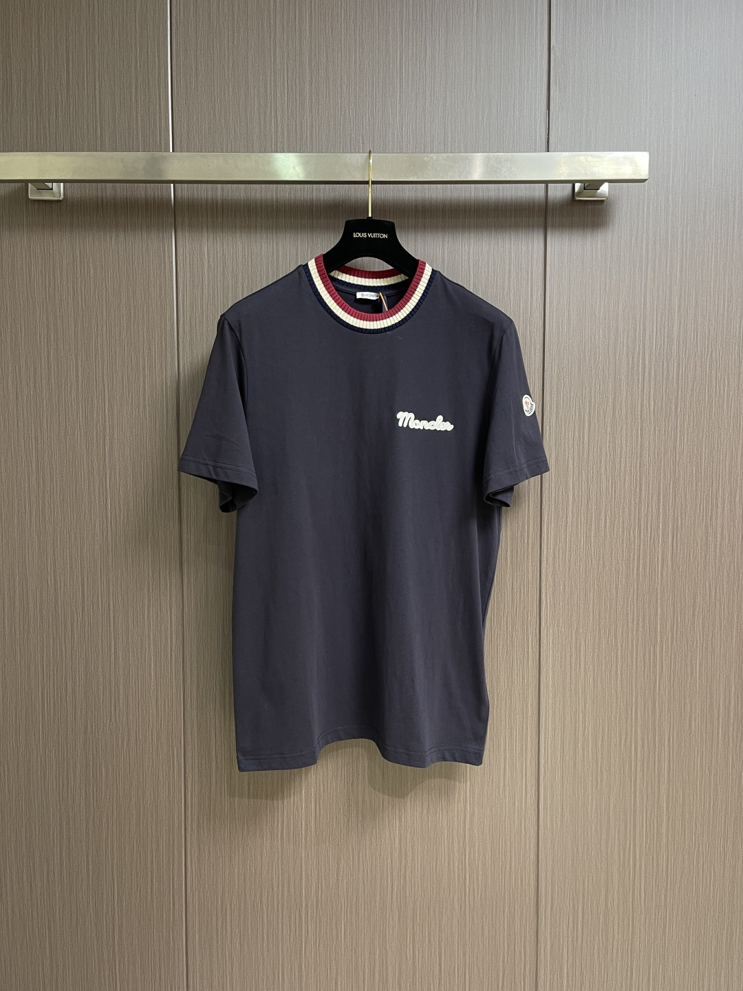 Moncler 针织领口标识短袖T恤 定制云柔平纹棉 柔软细腻 舒适贴肤 以浓郁的波尔多红邂逅虹彩罗纹 