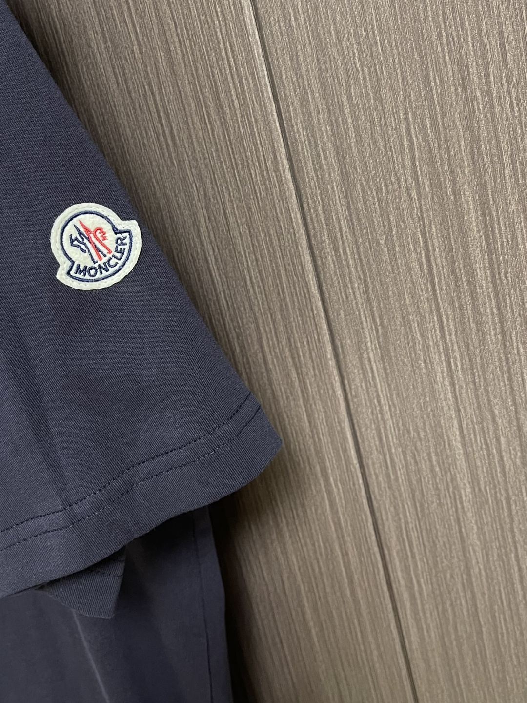 Moncler 针织领口标识短袖T恤 定制云柔平纹棉 柔软细腻 舒适贴肤 以浓郁的波尔多红邂逅虹彩罗纹 