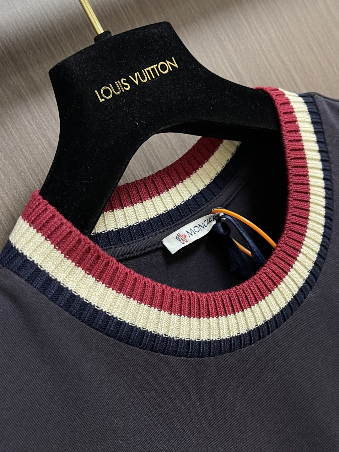 Moncler 针织领口标识短袖T恤 定制云柔平纹棉 柔软细腻 舒适贴肤 以浓郁的波尔多红邂逅虹彩罗纹 