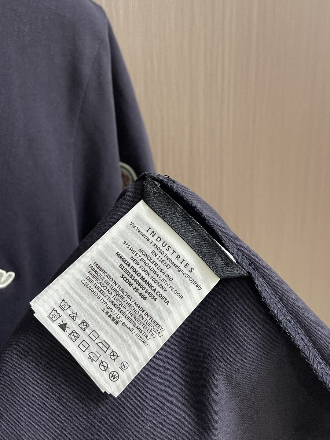 Moncler 针织领口标识短袖T恤 定制云柔平纹棉 柔软细腻 舒适贴肤 以浓郁的波尔多红邂逅虹彩罗纹 