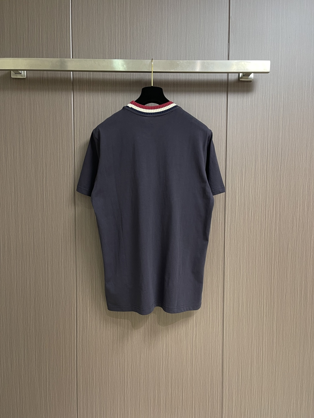 Moncler 针织领口标识短袖T恤 定制云柔平纹棉 柔软细腻 舒适贴肤 以浓郁的波尔多红邂逅虹彩罗纹 