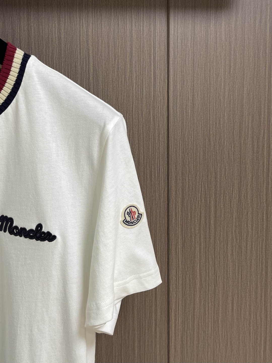 Moncler 针织领口标识短袖T恤 定制云柔平纹棉 柔软细腻 舒适贴肤 以浓郁的波尔多红邂逅虹彩罗纹 