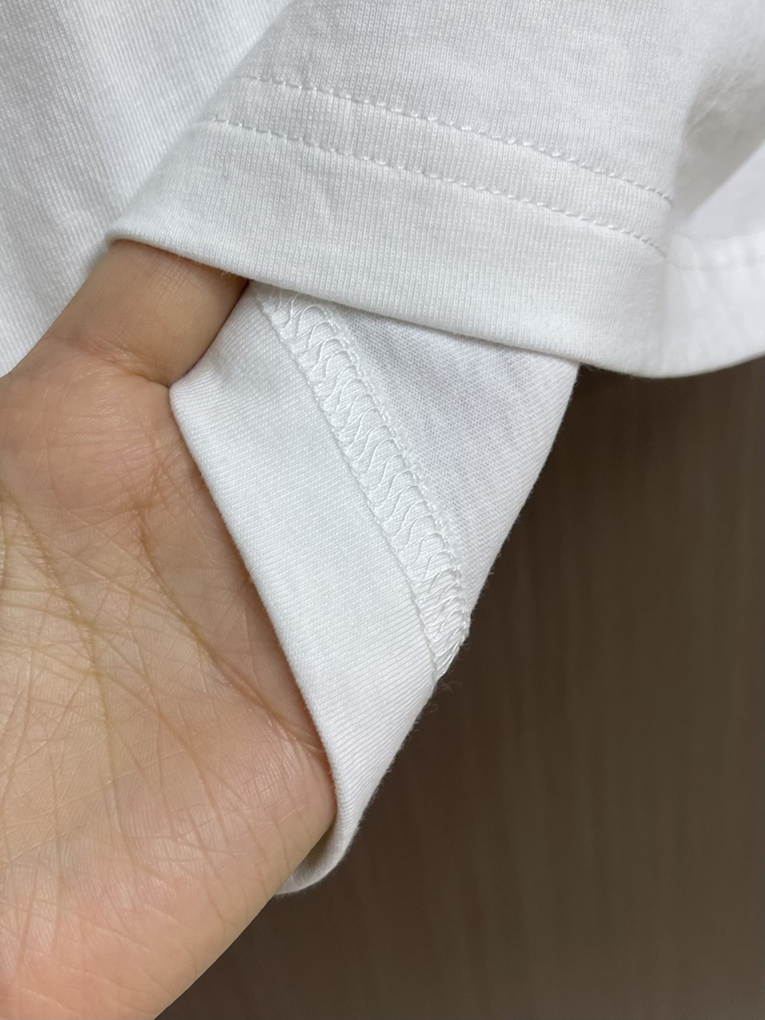 Moncler 针织领口标识短袖T恤 定制云柔平纹棉 柔软细腻 舒适贴肤 以浓郁的波尔多红邂逅虹彩罗纹 