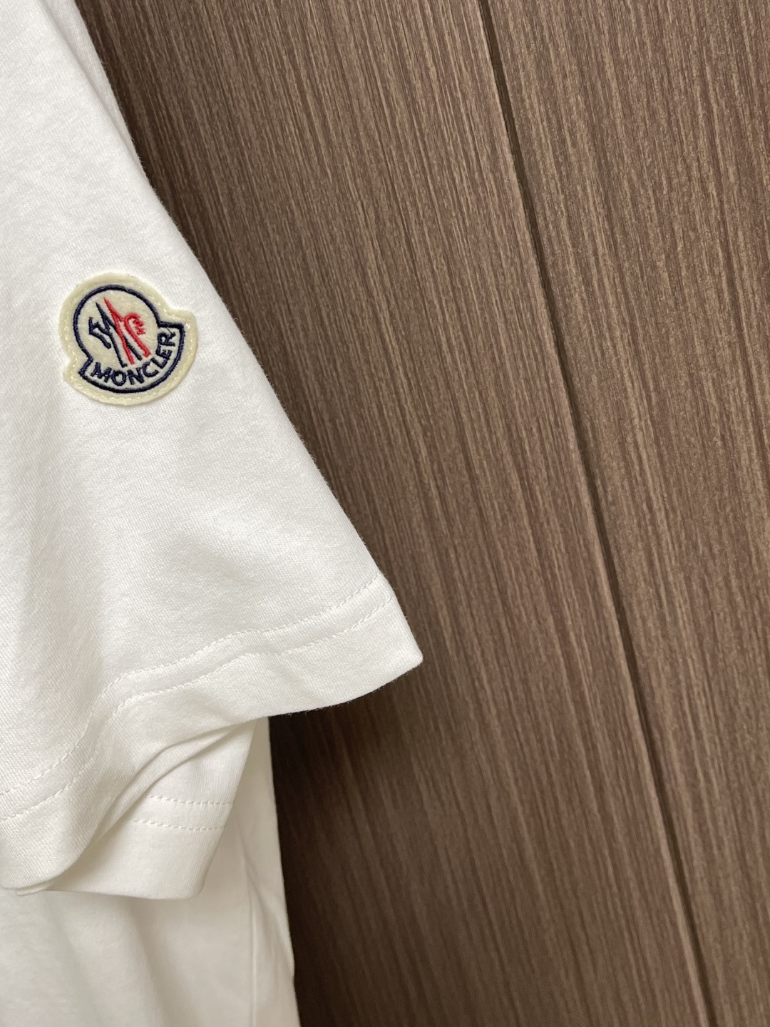 Moncler 针织领口标识短袖T恤 定制云柔平纹棉 柔软细腻 舒适贴肤 以浓郁的波尔多红邂逅虹彩罗纹 