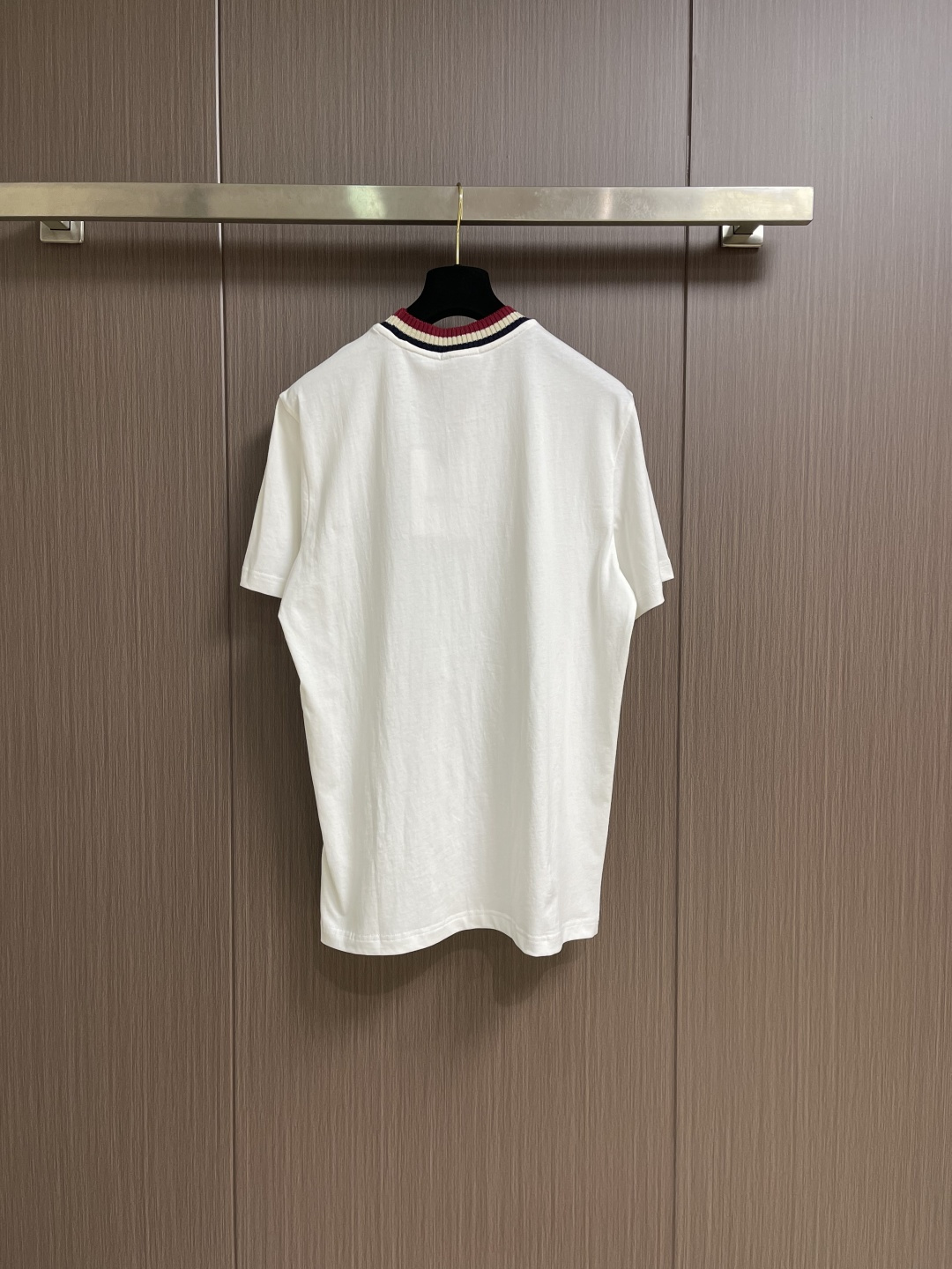 Moncler 针织领口标识短袖T恤 定制云柔平纹棉 柔软细腻 舒适贴肤 以浓郁的波尔多红邂逅虹彩罗纹 