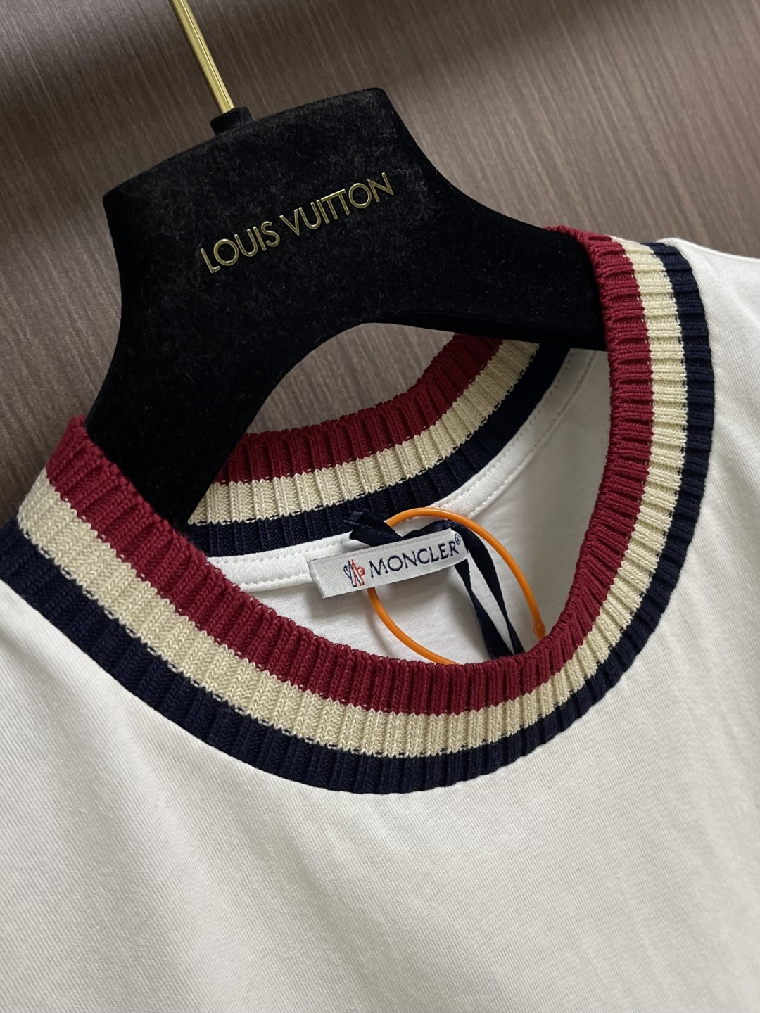 Moncler 针织领口标识短袖T恤 定制云柔平纹棉 柔软细腻 舒适贴肤 以浓郁的波尔多红邂逅虹彩罗纹 