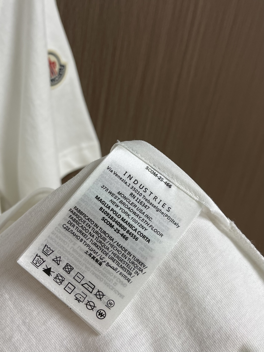 Moncler 针织领口标识短袖T恤 定制云柔平纹棉 柔软细腻 舒适贴肤 以浓郁的波尔多红邂逅虹彩罗纹 