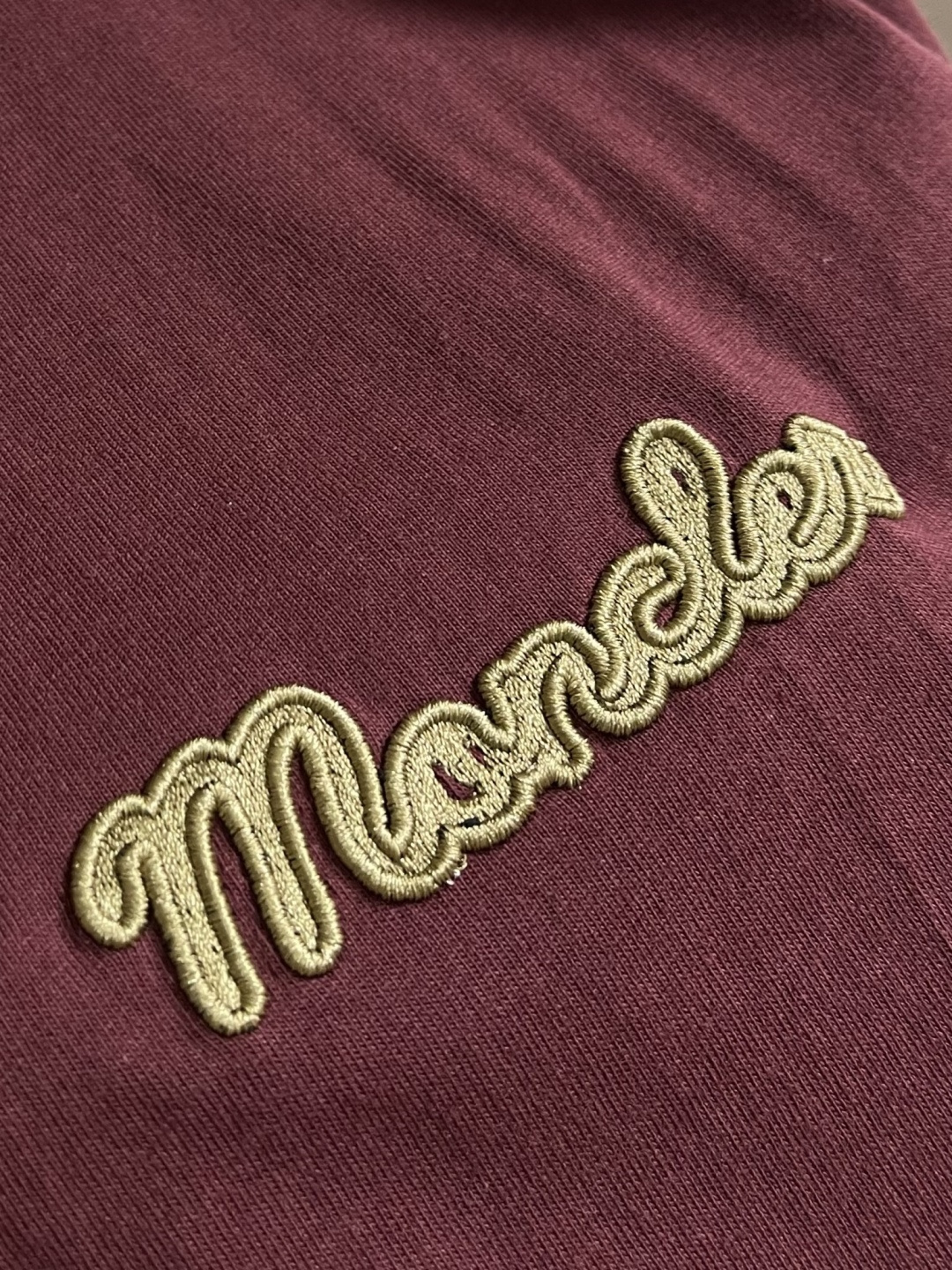 Moncler 针织领口标识短袖T恤 定制云柔平纹棉 柔软细腻 舒适贴肤 以浓郁的波尔多红邂逅虹彩罗纹 