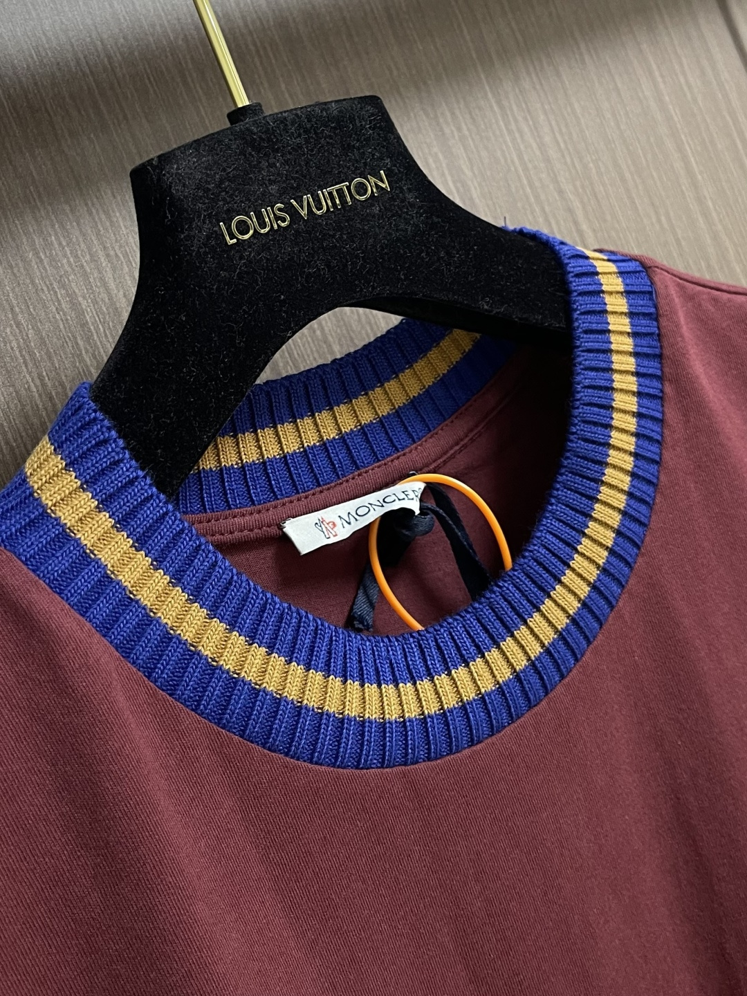 Moncler 针织领口标识短袖T恤 定制云柔平纹棉 柔软细腻 舒适贴肤 以浓郁的波尔多红邂逅虹彩罗纹 