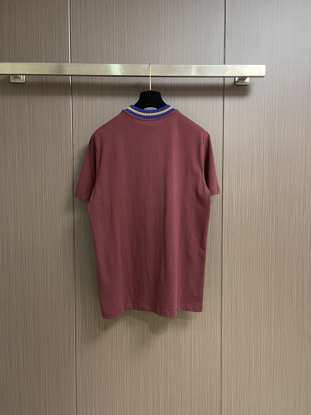 Moncler 针织领口标识短袖T恤 定制云柔平纹棉 柔软细腻 舒适贴肤 以浓郁的波尔多红邂逅虹彩罗纹 