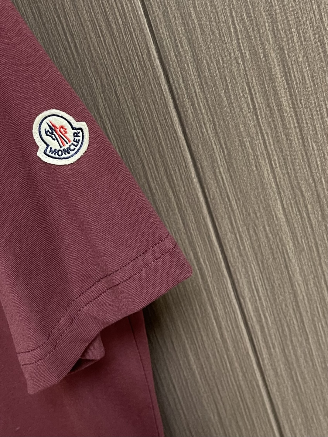 Moncler 针织领口标识短袖T恤 定制云柔平纹棉 柔软细腻 舒适贴肤 以浓郁的波尔多红邂逅虹彩罗纹 