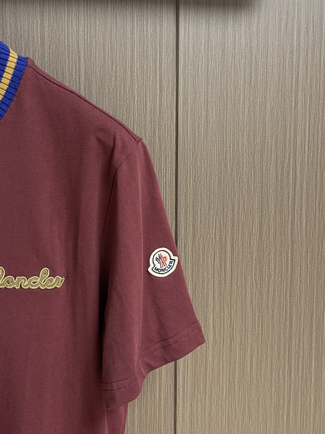 Moncler 针织领口标识短袖T恤 定制云柔平纹棉 柔软细腻 舒适贴肤 以浓郁的波尔多红邂逅虹彩罗纹 