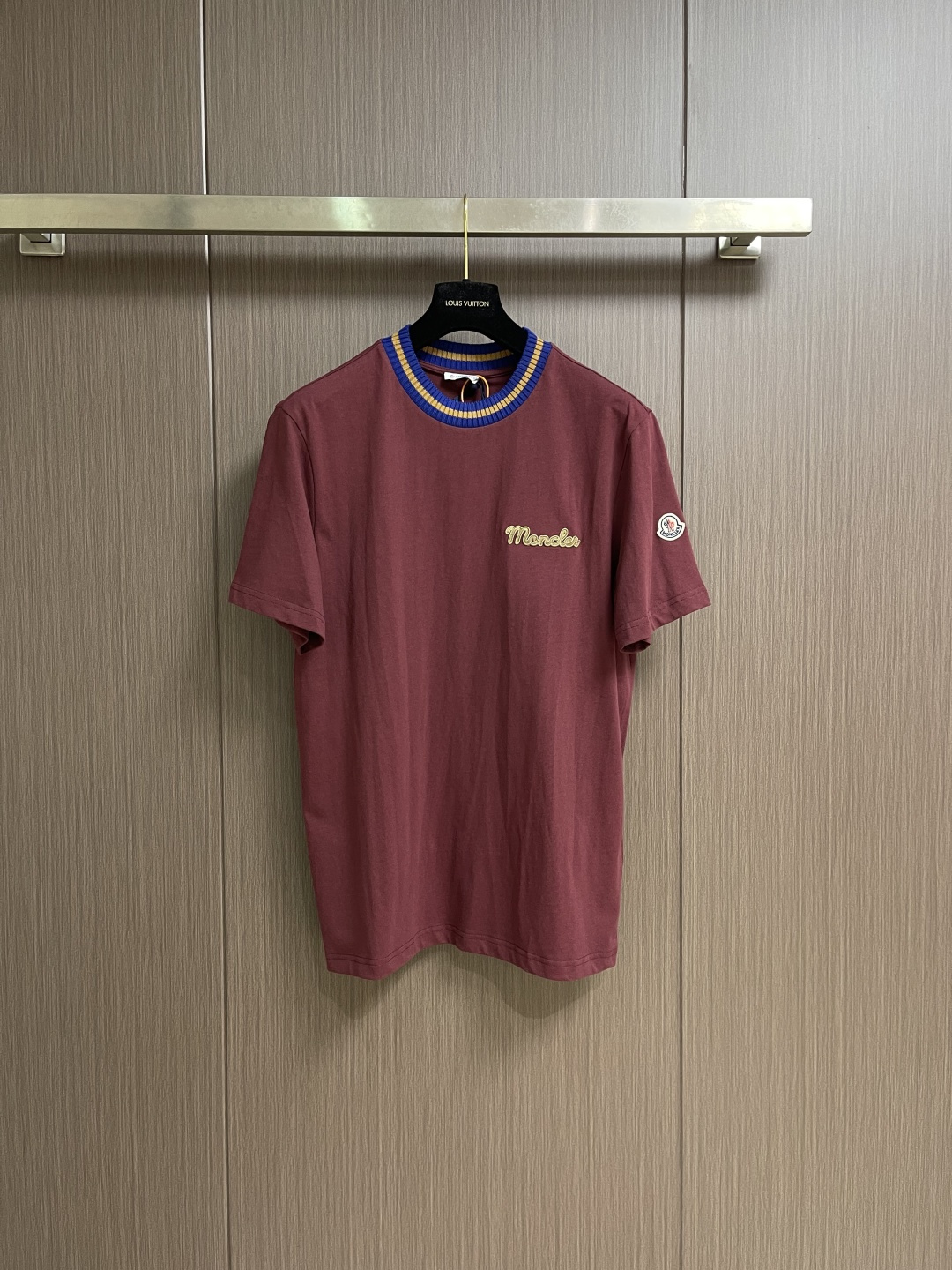 Moncler 针织领口标识短袖T恤 定制云柔平纹棉 柔软细腻 舒适贴肤 以浓郁的波尔多红邂逅虹彩罗纹 