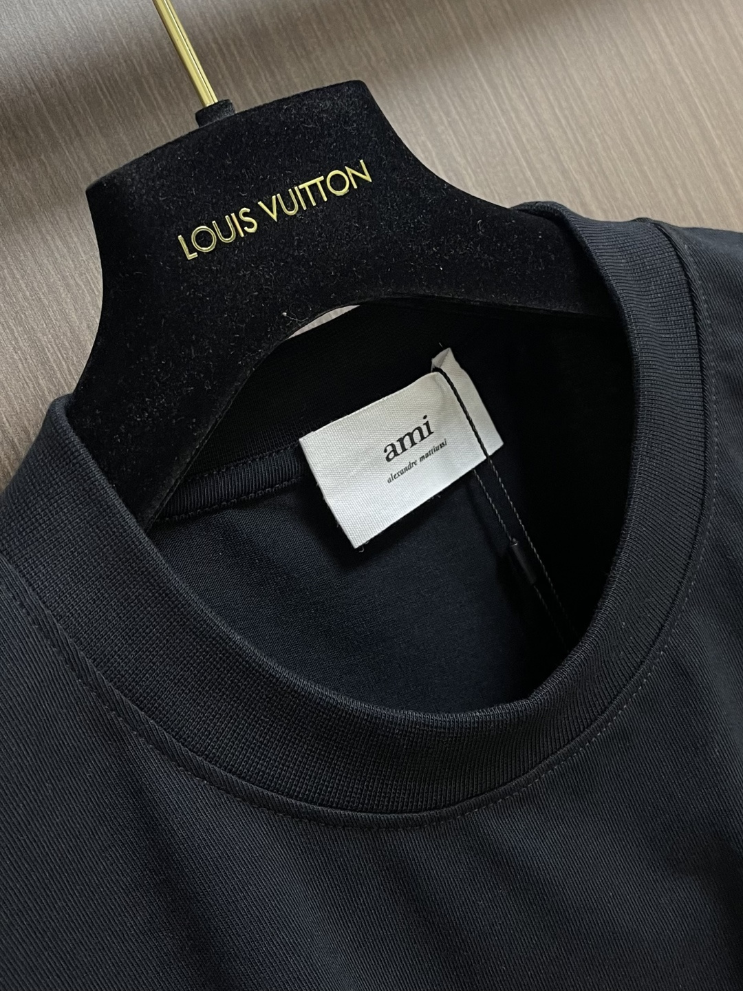 AMI 2026SS早春新款马年限定爱心马刺绣圆领T恤，定织定染纯棉300克重洗水面料，做工精细。男女同