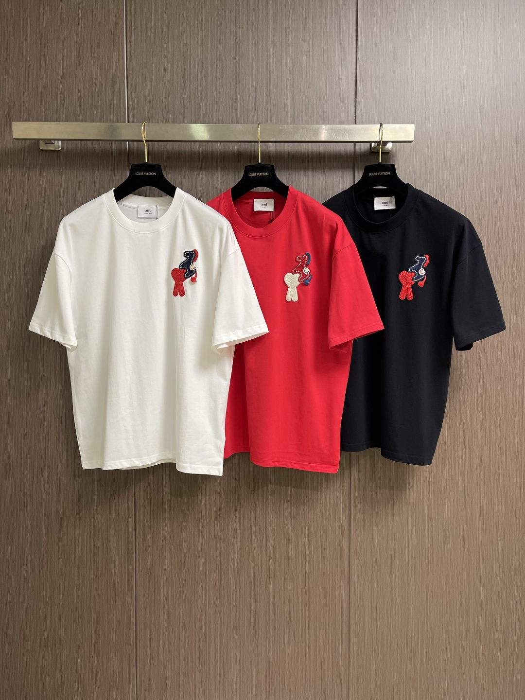 AMI 2026SS早春新款马年限定爱心马刺绣圆领T恤，定织定染纯棉300克重洗水面料，做工精细。男女同