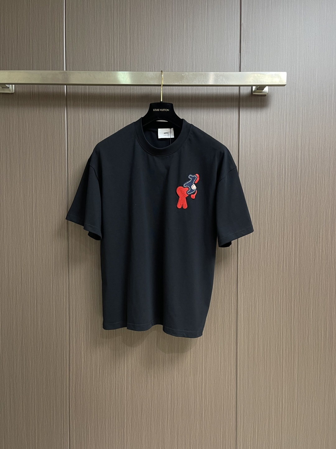 AMI 2026SS早春新款马年限定爱心马刺绣圆领T恤，定织定染纯棉300克重洗水面料，做工精细。男女同