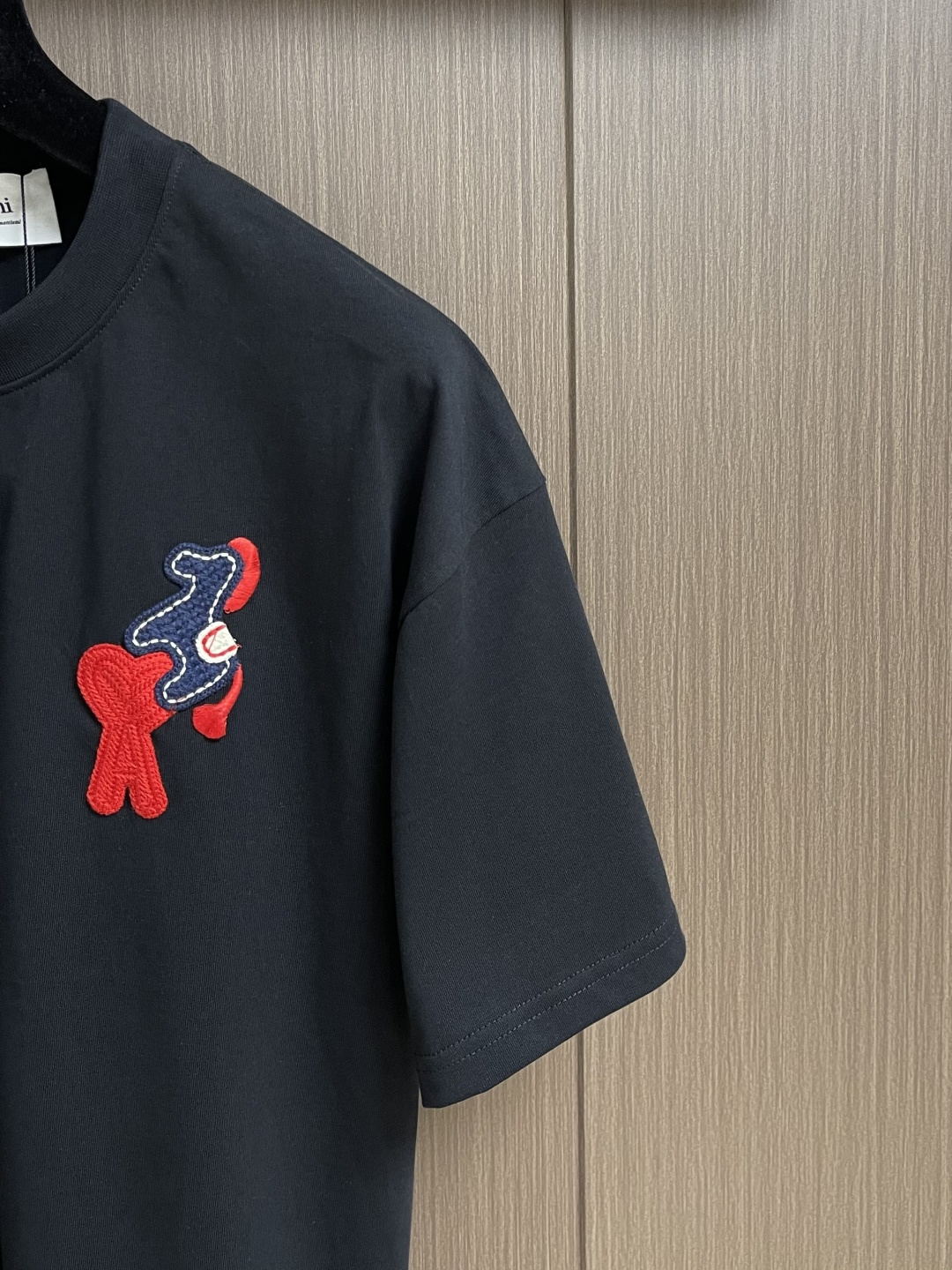 AMI 2026SS早春新款马年限定爱心马刺绣圆领T恤，定织定染纯棉300克重洗水面料，做工精细。男女同