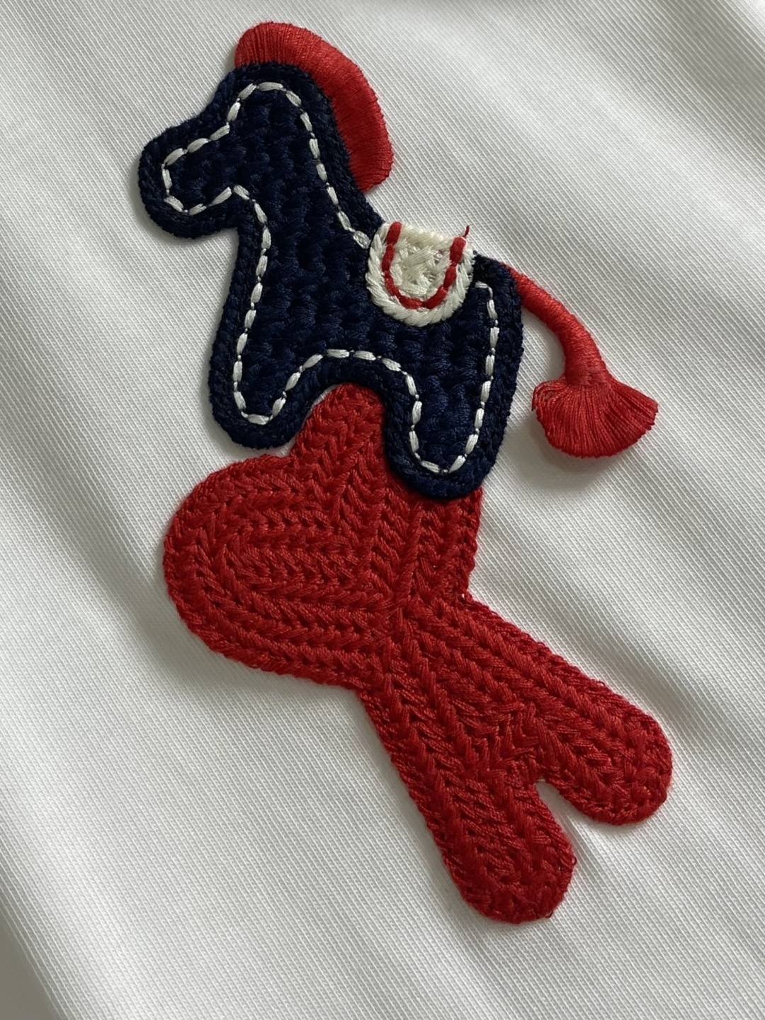 AMI 2026SS早春新款马年限定爱心马刺绣圆领T恤，定织定染纯棉300克重洗水面料，做工精细。男女同