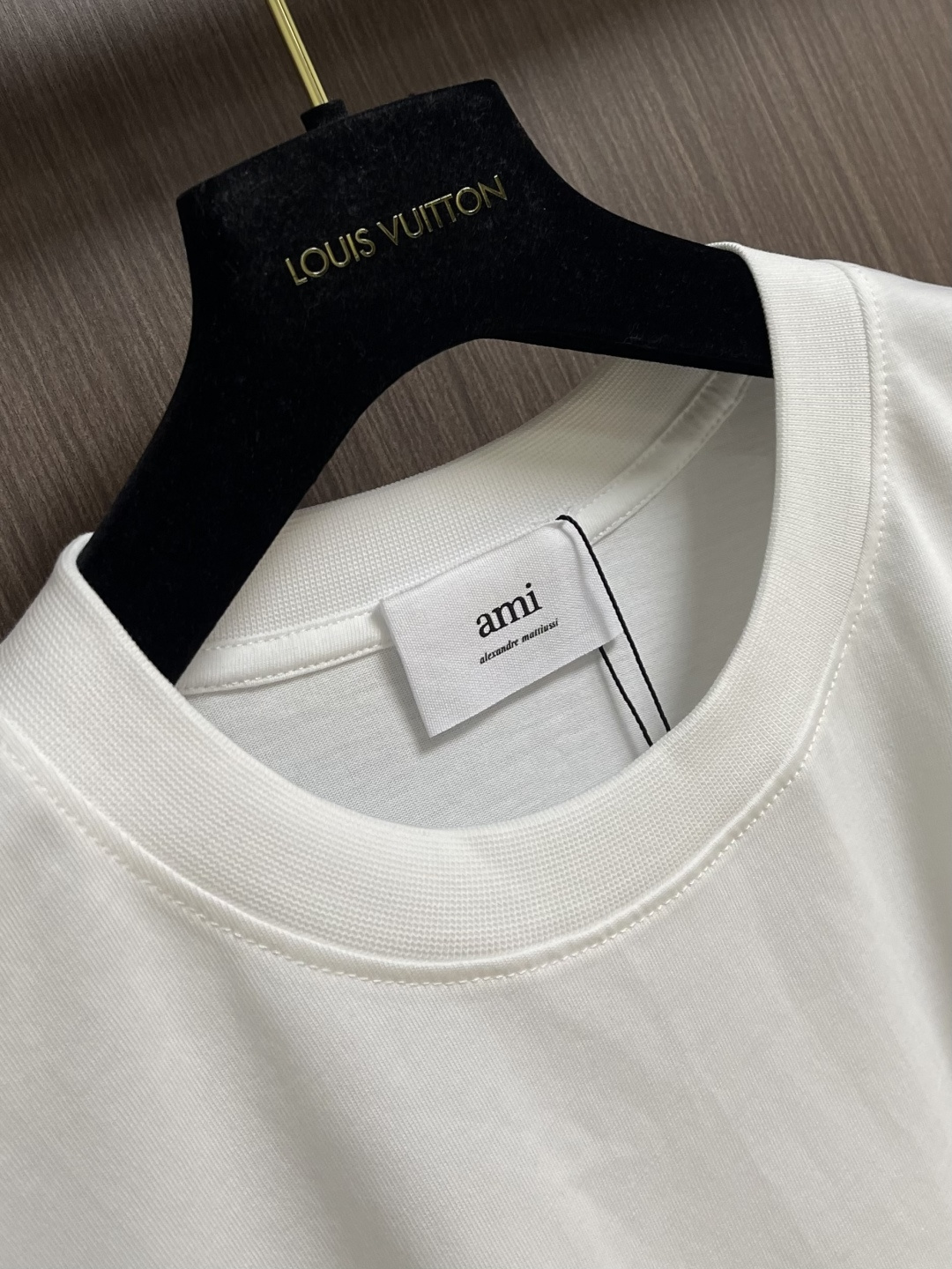 AMI 2026SS早春新款马年限定爱心马刺绣圆领T恤，定织定染纯棉300克重洗水面料，做工精细。男女同