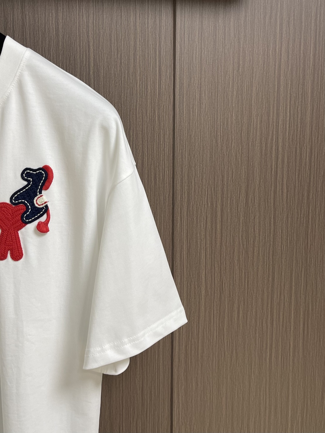 AMI 2026SS早春新款马年限定爱心马刺绣圆领T恤，定织定染纯棉300克重洗水面料，做工精细。男女同