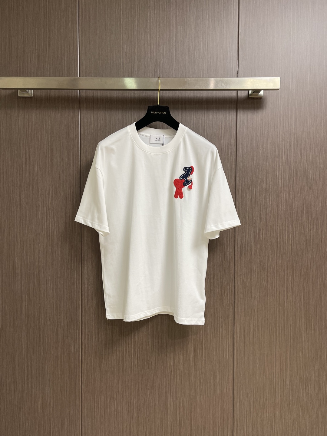 AMI 2026SS早春新款马年限定爱心马刺绣圆领T恤，定织定染纯棉300克重洗水面料，做工精细。男女同