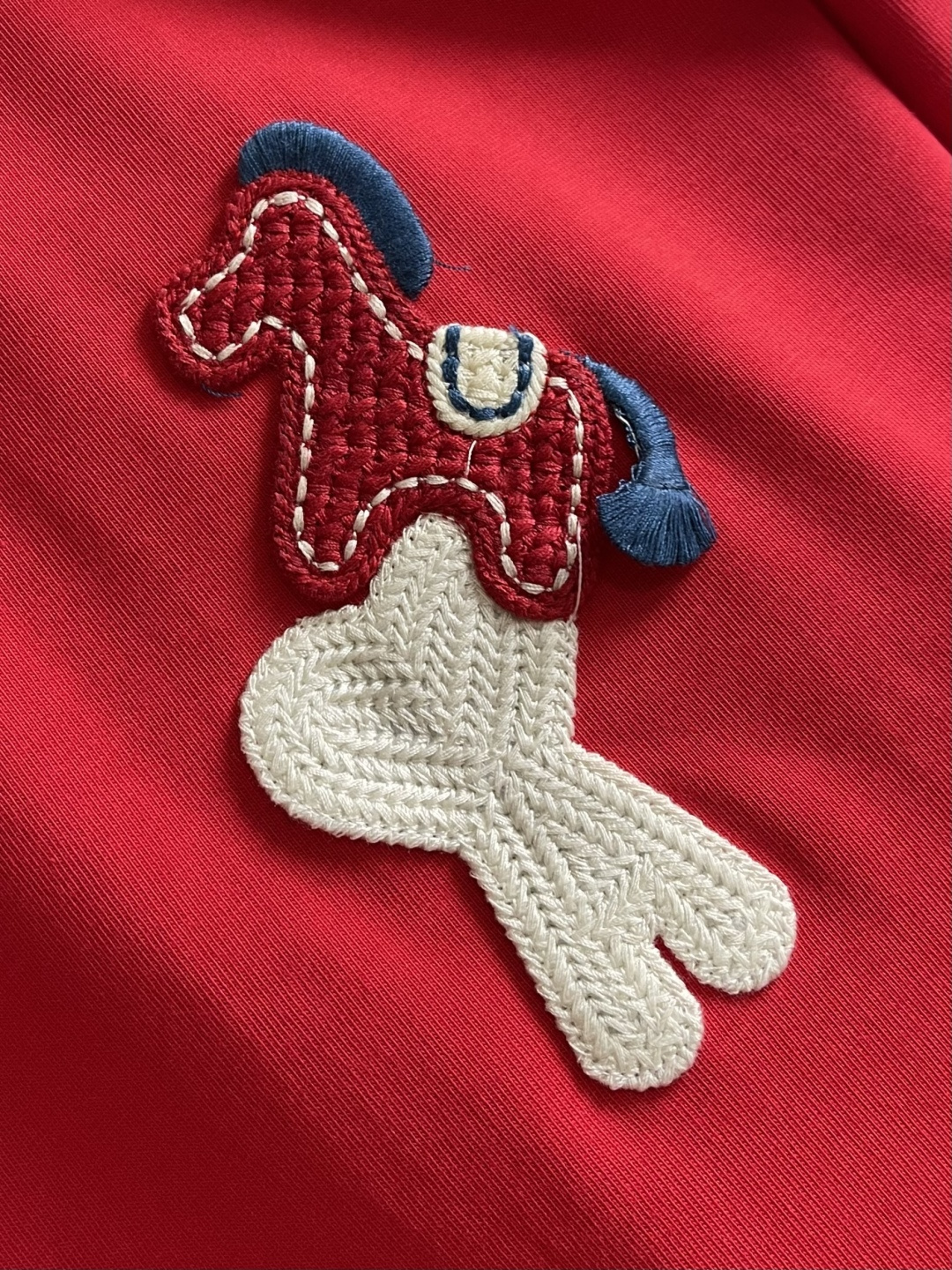 AMI 2026SS早春新款马年限定爱心马刺绣圆领T恤，定织定染纯棉300克重洗水面料，做工精细。男女同