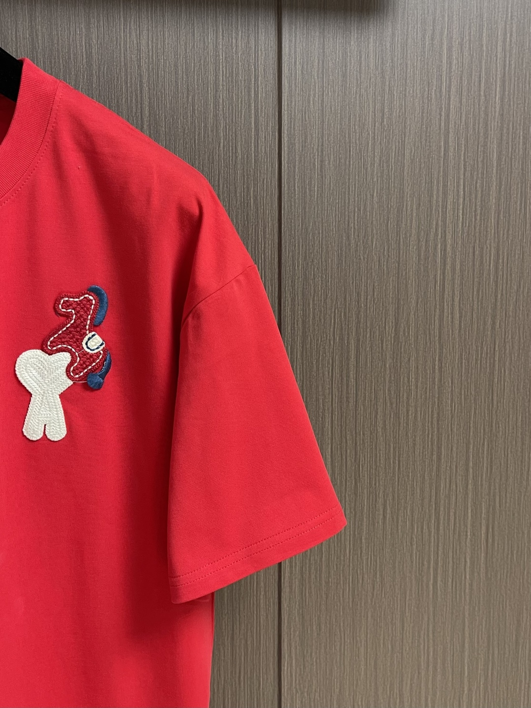 AMI 2026SS早春新款马年限定爱心马刺绣圆领T恤，定织定染纯棉300克重洗水面料，做工精细。男女同