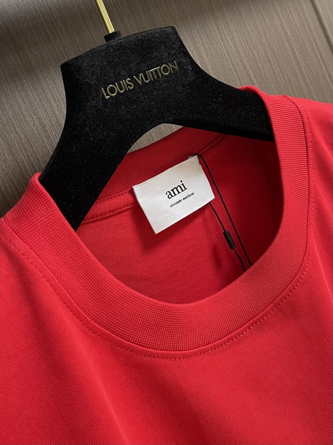 AMI 2026SS早春新款马年限定爱心马刺绣圆领T恤，定织定染纯棉300克重洗水面料，做工精细。男女同