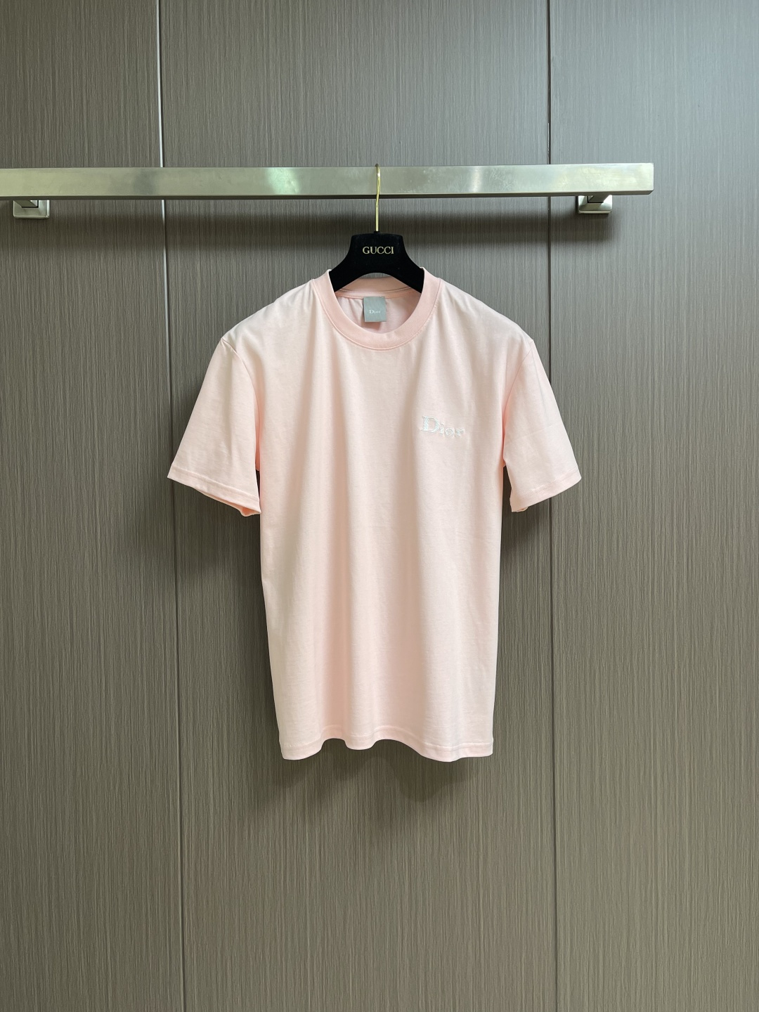 NO:744127,DIOR 2026FW spring and summer new short-sleeved T-shirt. This T-shirt is a new product in the 2026 spring series, with simple embroidery LOGO!  Carefully made of cotton jersey fabric, round neck design. Classic silhouette, can be matched with all kinds of trousers to create a casual look. Sizes S-XL S size Shoulder width 56.5 Bust 106 Length 70 Medium Shoulder width 58 Bust 110 Length 72 L Shoulder width 60.5 Bust 114 Length 74 XL Shoulder width 62 Bust 118  Clothing length 76,,dior,T-shirt,tees,t-shirt,19860909DIOR 2026FW春夏新款短袖T恤,这款T恤是二零二六春季系列新品,简约刺绣LOGO！采用棉质平纹针织面料精心制作,圆领设计.经典廓形,可与各类裤装搭配,打造休闲的造型.尺码S-XL  S码肩宽56.5 胸围106 衣长70 M码 肩宽58 胸围110 衣长72 L码肩宽60.5 胸围114 衣长74 XL码 肩宽62 胸围118 衣长76,,dior,T-shirt,tees，t-shirt,,Men's clothing