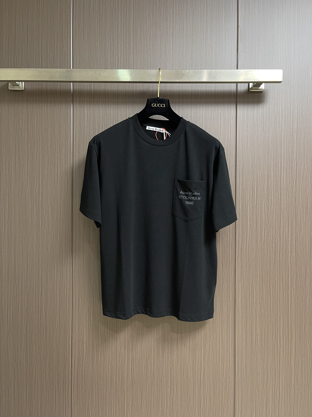 Acne Studios 徽标口袋短袖T恤 定制云絮爽滑麻棉料 柔软细腻 舒适贴肤 一抹深邃黑诠释低调奢